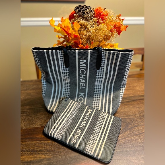 Michael Kors cavas tote w/matching handbag - Picture 1 of 7